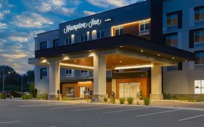 Hotel exterior and parking area at Hampton Inn By Hilton Port Hope.