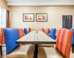 Dining area with comfortable seating at Comfort Inn & Suites Barrie.