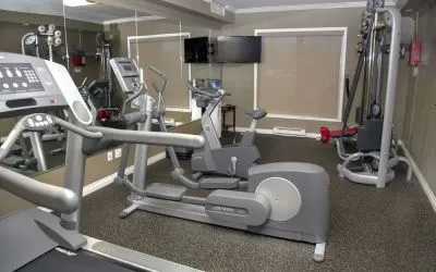 Equipped fitness center at Hotel Brossard. 
