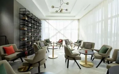 Lounge area perfect for co-working at DoubleTree By Hilton Montreal Airport.