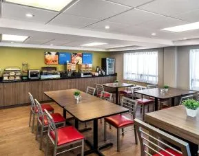 Dining area perfect for coworking at Comfort Inn Sudbury East.