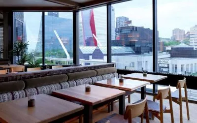 Dining area with comforatble seating, perfect for co-working at DoubleTree By Hilton Montreal.