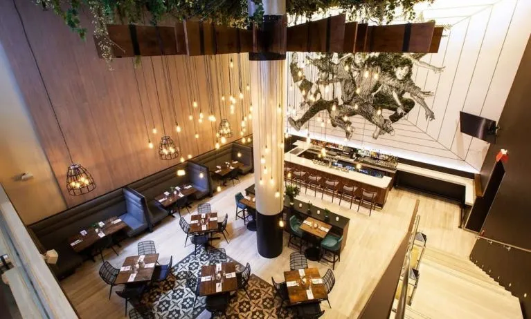 Modern dining area perfect for coworking at Innside By Melia New York Nomad.
