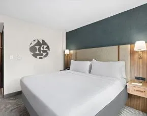 Day use room with natural light at Holiday Inn Manhattan 6th Ave - Chelsea.