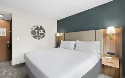 Day use room with natural light at Holiday Inn Manhattan 6th Ave - Chelsea.