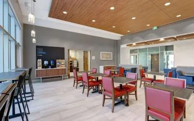 Restaurant area at Holiday Inn Express Kingston West.