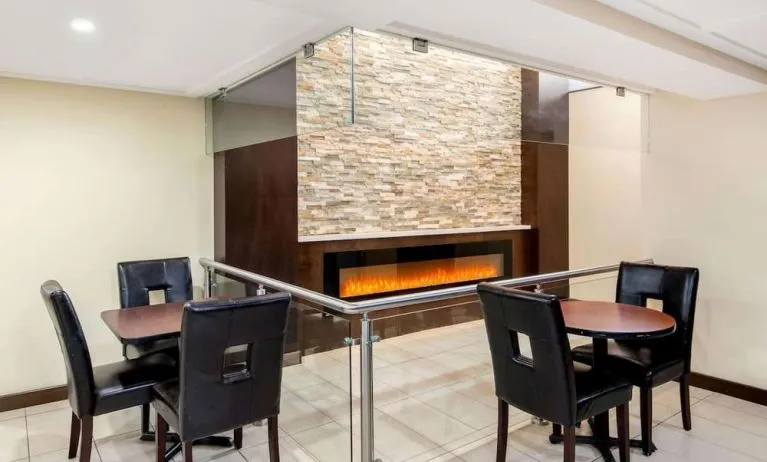 Dining area with fireplace at La Quinta Inn & Suites By Wyndham Oshawa.