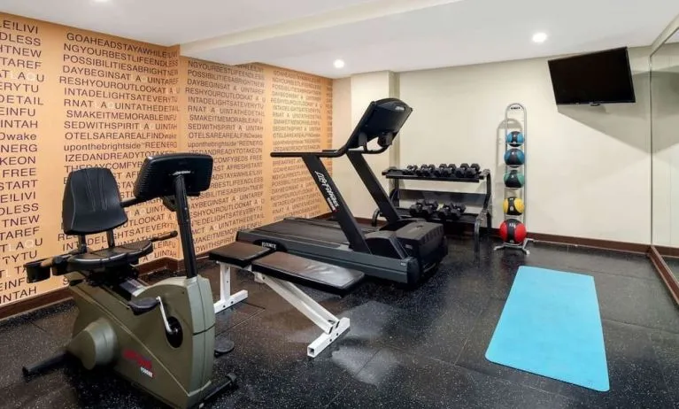 Fully equipped fitness center at La Quinta Inn & Suites By Wyndham Oshawa.