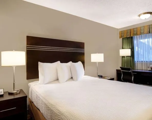 Day use room with TV, work desk and private bathroom at Days Inn Vernon.