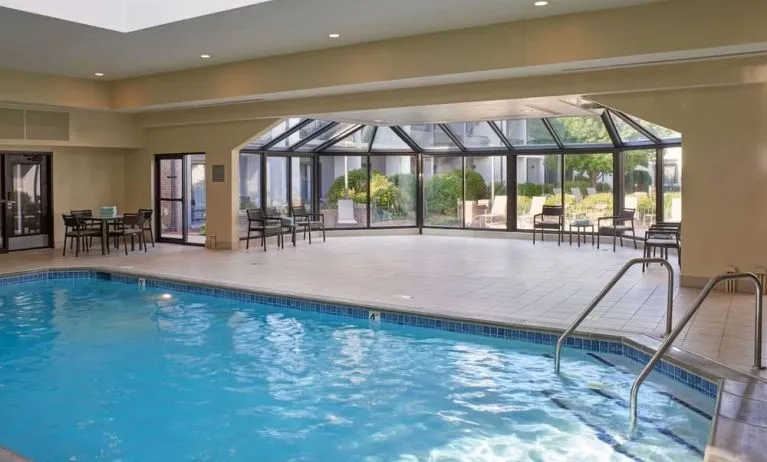 Indoor pool at Sonesta Select Minneapolis Eden Prairie.