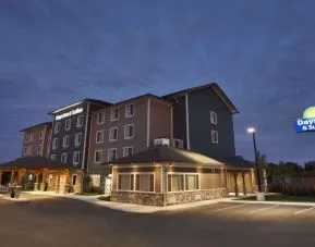 Hotel exterior and parking area at Days Inn & Suites By Wyndham Lindsay.