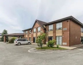 Hotel exterior and parking area at Comfort Inn Thetford Mines.