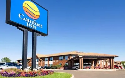 Hotel exterior and parking area at Comfort Inn Swift Current.