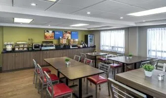 Restaurant area at Comfort Inn Sudbury Regent Street.