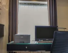 Business center with computer and printer at Comfort Inn Sept-Iles. 