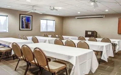 Meeting room at Comfort Suites Lombard - Addison.