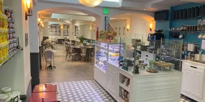 Dining area perfect for coworking at Hollywood Hotel.