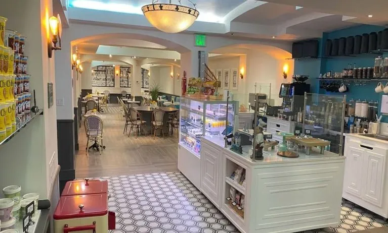 Dining area perfect for coworking at Hollywood Hotel.