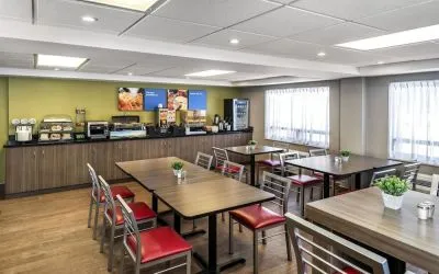 Dining area at Comfort Inn Winnipeg II South.