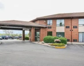 Hotel exterior and parking area at Comfort Inn Winnipeg II South.