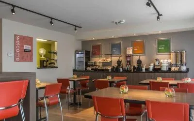 Dining area perfect for co-working at Comfort Inn Val D'or. 