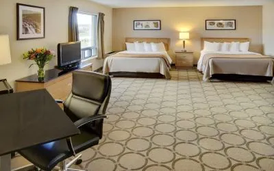Bright and spacious day use twin room with work desk at Comfort Inn Val D'or. 