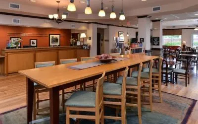 Dining area perfect for coworking at Hampton Inn Deer Park.