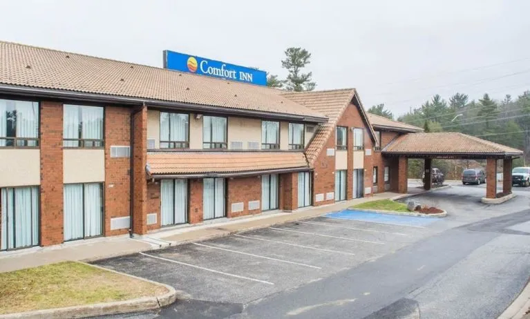 Hotel exterior and parking area at Comfort Inn Parry Sound.