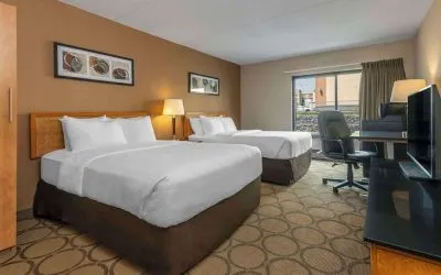 Day use twin room with TV, work desk and private bathroom at Comfort Inn Cobourg.