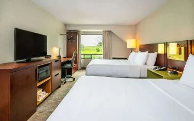 Day use twin room with TV, work desk and private bathroom at Comfort Inn Newmarket.