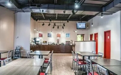 Dining area with comfortable seating at Comfort Inn Laval.