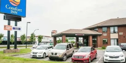 Hotel entrance and parking area at Comfort Inn Laval.