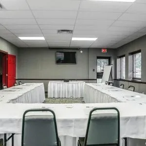 Professional meeting room with independent entrance at Comfort Inn Laval.