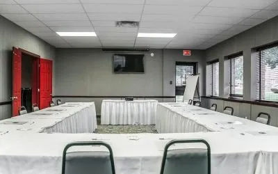 Professional meeting room with independent entrance at Comfort Inn Laval.