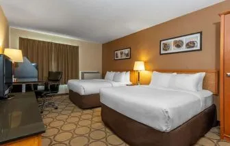 Day use twin room with work desk and private bathroom at Comfort Inn Laval.