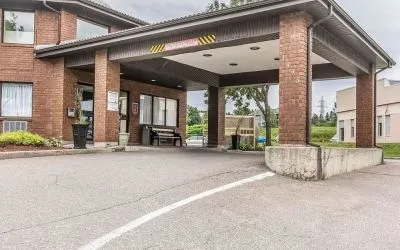 Hotel entrance at Comfort Inn Chicoutimi.