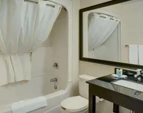 Guest bathroom with tub and free toiletries at Comfort Inn Chicoutimi.