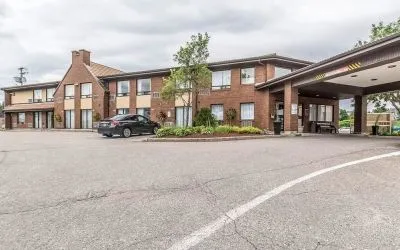 Hotel exterior and parking area at Comfort Inn Chicoutimi.
