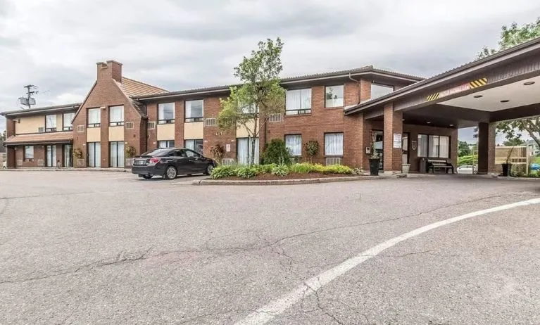 Hotel exterior and parking area at Comfort Inn Chicoutimi.