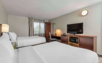 Day use twin room with work desk at Comfort Inn Hamilton.