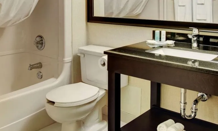 Guest bathroom with tub and free toiletries at Comfort Inn Drummondville.