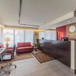 Lobby lounge with workspace at Comfort Inn Drummondville.