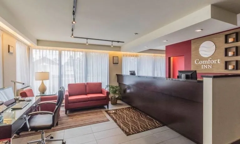 Lobby lounge with workspace at Comfort Inn Drummondville.