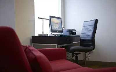 Business center with computer, printer and ergonomic chair at Comfort Inn Boucherville.