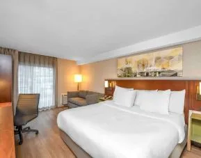 Standar day use room with work desk and sofa at Comfort Inn Boucherville.