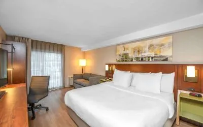 Standar day use room with work desk and sofa at Comfort Inn Boucherville.