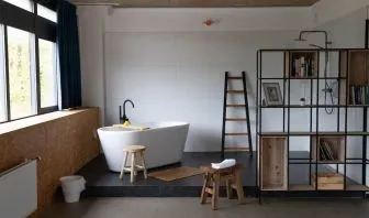 Guest bathroom at Urban Hotel The Golden Stork.