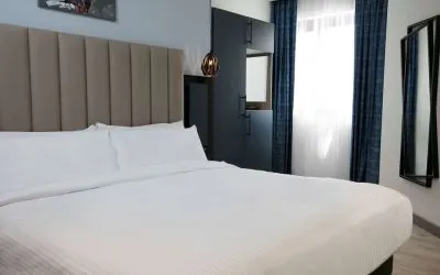 King room at Spark By Hilton Luton.