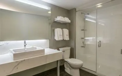 Guest bathroom with shower at Rodd Miramichi River.