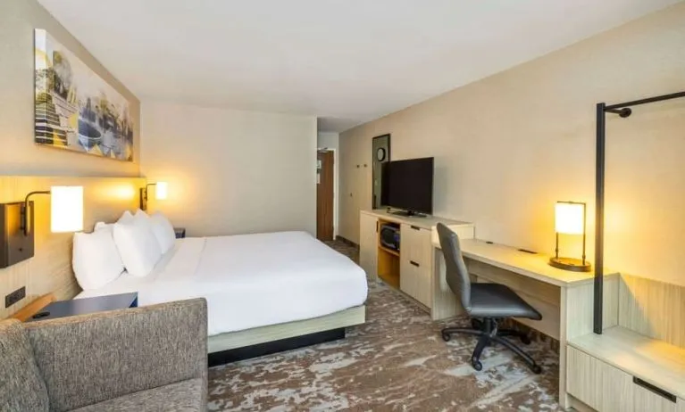 Standard day use room with work desk at Comfort Inn Gatineau.